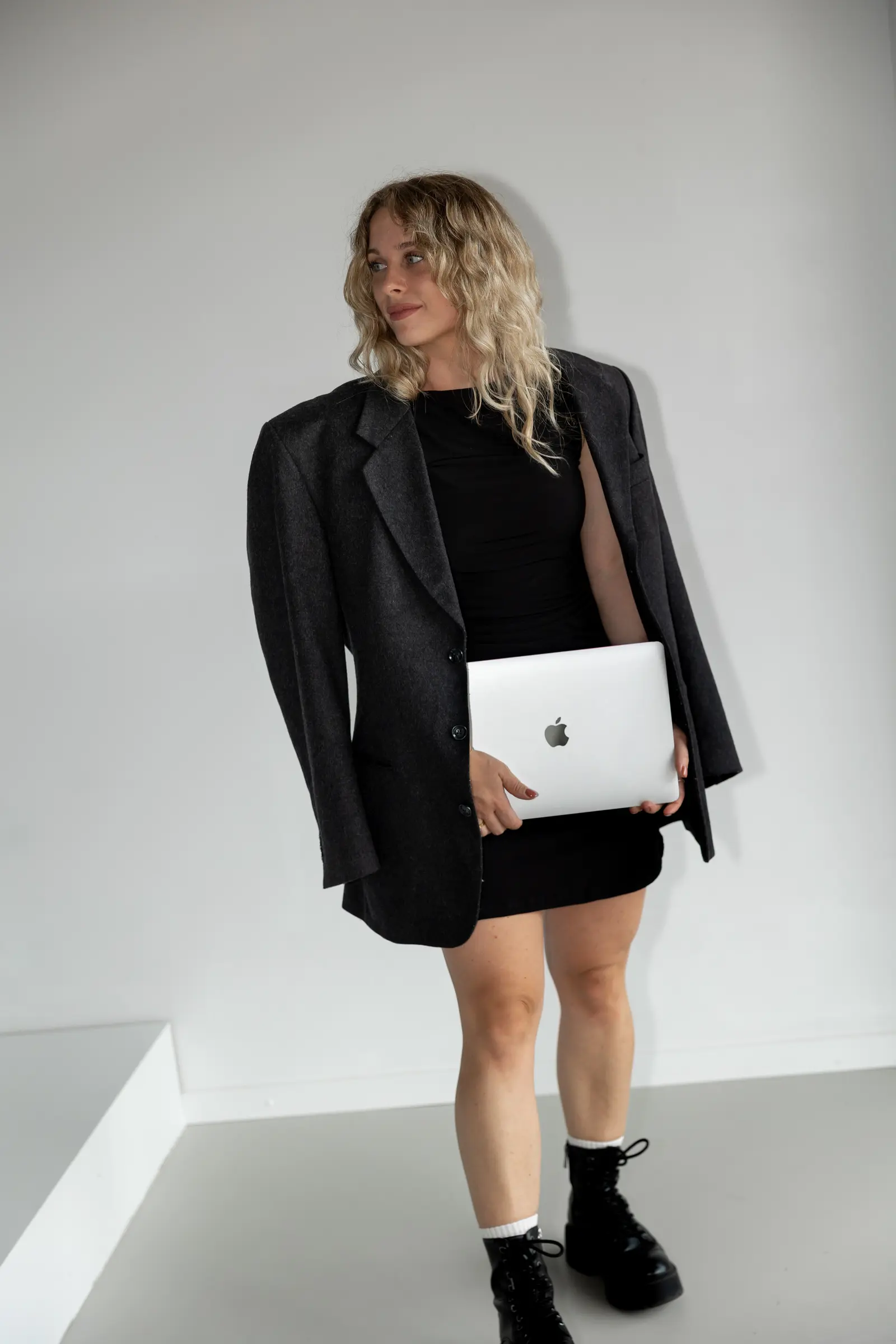 Vienna met haar laptop onder de arm